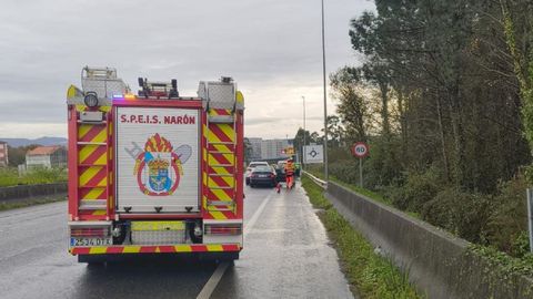 Servicios del SPEIS en el lugar del accidente en Freixeiro