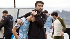 O adestrador do Celta Xuvenil A, Alberto Su�rez, consola a un dos seus xogadores logo da derrota ante o Las Palmas nos penaltis.