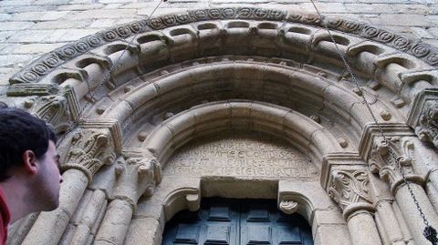 Decoración románica en la puerta de la iglesia de San Xoán da Cova