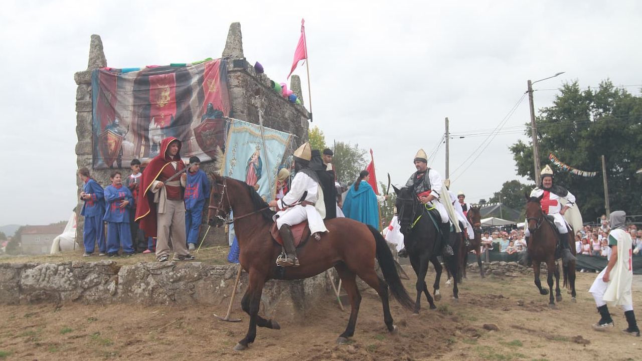 Rairiz de Veiga celebró la  Romaría da Saínza con la tradicional batalla de moros y cristianos
