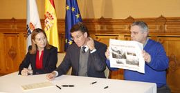 Orlando Gonz�lez-Cruz muestra su cartel reivindicativo ante la presencia de Ana Pastor y Feijoo.