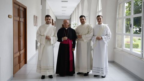 Ordenaci�n de tres nuevos sacerdotes: Carlos Barreira Blanco, Francisco Blanco �lvarez  y Jaime Vales Bola�o, a�n vestidos como di�conos, con el obispo de Ourense, Leonardo Lemos.