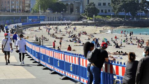 Las playas de Riazor, Orzn, Matadero y San Amaro se han llenado de gente en el primer da de la fase 2 de la desescalada, con el bao ya permitido