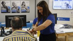 Una enfermera vacuna a un hombre en Ourense