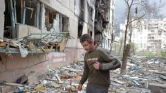 Un residente pasa por un edificio bombardeado por Rusia en Severodonetsk.