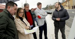 Ethel V�zquez (segunda por la izquierda) y Mi�ones (segundo por la derecha), ayer en Ames. 