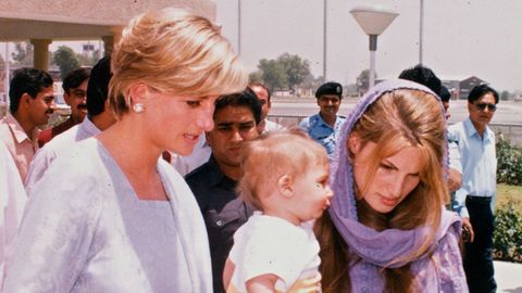 La princesa Diana juanto a su amiga Jemina Goldsmith.