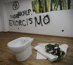 Bid�s arrancados y pintadas en las paredes.