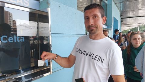 Miguel �ngel, el primero de la fila, justo antes de la apertura.