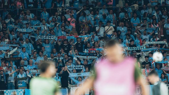 Aficionados del Celta, en la grada visitante del Europa Park Stadion de Friburgo.