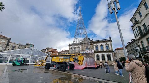 Preparativos de la decoracin navidea en Pontevedra