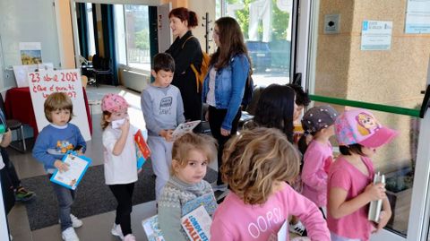 Os escolares do colexio Rosala de Castro visitaron a biblioteca e participaron nunha sesin de contos coa escritora lucense Ana Meiln