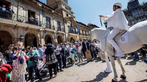 El Heraldo de la Balesquida, frente al ayuntamiento, anuncia la celebracin del Martes de Campo, tras solicitar el permiso a la mxima autoridad de la ciudad para repartir entre los ovetenses el tradicional bollu preao y el vino