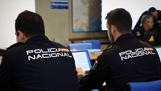 Imagen de archivo de dos agentes de la Polic�a Nacional