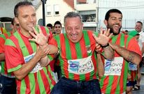 Javi Villar e Josi�o ducharon o domingo ao presidente, Canito, na fonte do Concello.