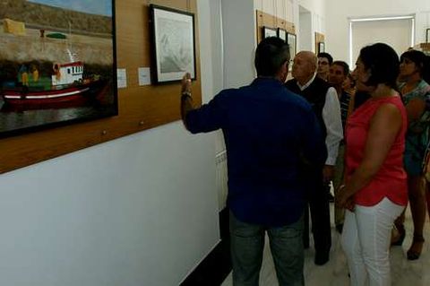 La alcaldesa de Cee (de rojo) asistió a la apertura de la muestra.