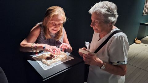 �ngeles Tilve, directora do Museo de Pontevedra, e Amalia B�veda, filla de Alexandre B�veda