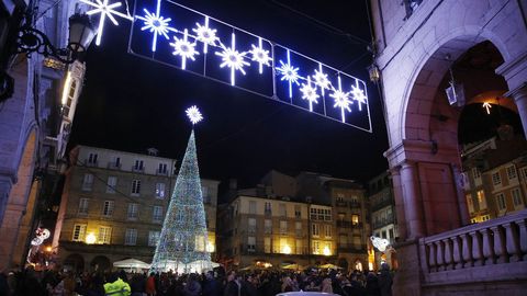 LUCES DE NAVIDAD EN OURENSE.En la ciudad, el alumbrado navideo se encendi en la vspera del puente de la Constitucin