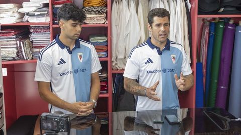 El lateral Manu Rivas, a la izquierda, y el portero Edu Sousa presentaron la nueva camiseta.