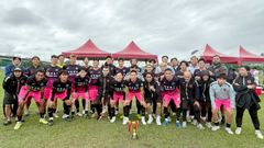 <span lang= gl >Pacho Oliveira, cuarto pola dereita na primeira fila, xunto cos seus xogadores e parte tam�n do primeiro equipo do AC Taipei�posando coa copa de subcampi�n de Liga.</span>