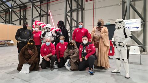 Voluntarios de Vodea vestidos de Star Wars acudieron al Ifevi los das con vacunacin infantil para animar a los nios
