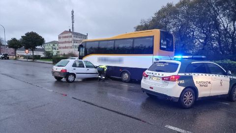 El turismo hizo un recto y se empotr contra el autobs