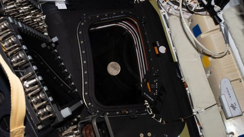 Una foto de la NASA en la que se ve la luna desde la nave Orion.