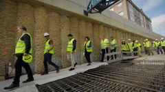 sol.Entrada de las autoridades en el interior del t�nel del Sol y Mar, en Perillo (Oleiros)