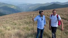 El consejero Alejandro Calvo con el ganadero Benito Ming�n en la bra�a