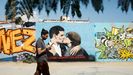 Grafiti de un beso entre S�nchez y Puigdemont en Barcelona