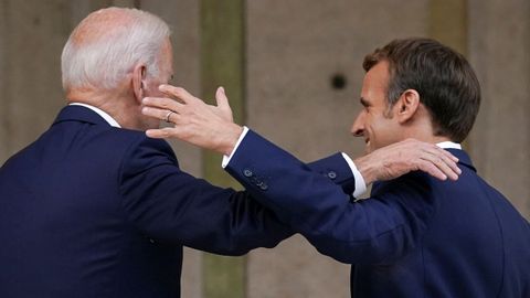 Joe Biden y Emmanuel Macron se abrazan, este viernes, antes de su encuentro en Roma