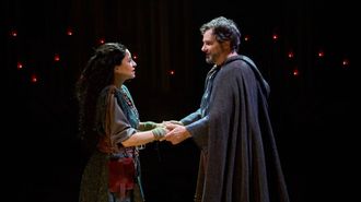 La actriz lucense Noem&iacute; Mazoy interpreta a Ellen en el musical &laquo;Los pilares de la tierra&raquo;, que llena a diario el teatro de la Gran V&iacute;a de Madrid