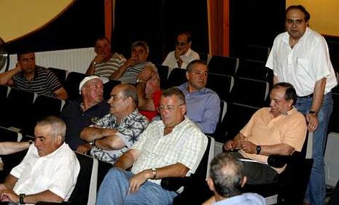 Gaspar P�rez Carnero, de pie, en la primera asamblea de socios en la que particip�.