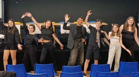 Alumnado del IES de Cacheiras present� en el centro su propuesta art�stica para el festival