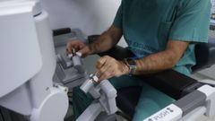 Imagen de archivo de un cirujano operando a los mandos de un robot quir�rgico Da Vinci