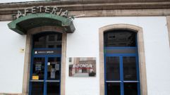 Puerta de acceso a la cantina de la estación desde la plaza, cerrada desde el 2019