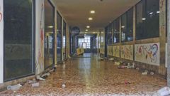 Restos del botell�n en la galer�a del n�mero 9 de la r�a Nova tras la victoria de Espa�a en el Mundial