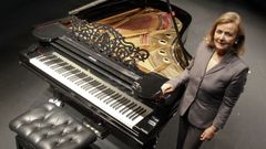 Flor Castro, presidenta de la Filarm�nica Ferrolana, junto al piano Stenway&Sons de la entidad, que acaba de repararlo