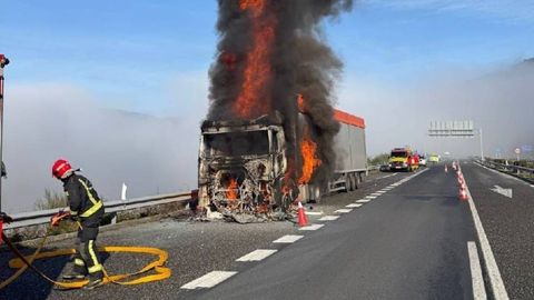 El cami�n comenz� a arder una hora despu�s de sufrir una aver�a