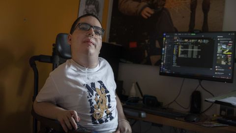 Lucas Mor�n, que hizo la selectividad en su casa de Ordes, es muy bueno con los ordenadores. Tal vez enfoque sus estudios hacia la inform�tica, aunque todav�a no ha decidido qu� hacer
