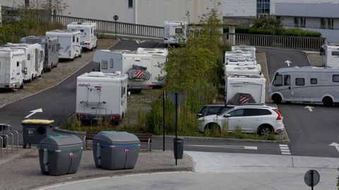 Autocaravanas estacionadas en el aparcamiento del parque Adolfo Su�rez, detr�s del centro de Padre Rubinos, en A Coru�a.