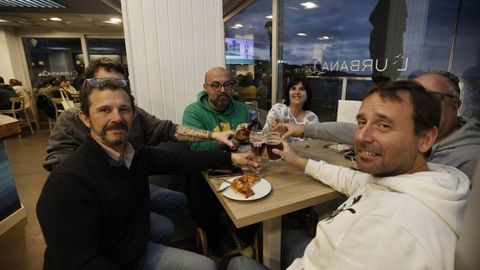 Un grupo tomando un aperitivo en Burela
