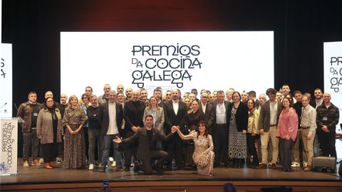 Foto de familia de los galardonados junto a las autoridades durante la ceremonia de los premios.