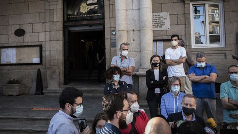 Rodr�guez Villarino compareci� ante los medios frente a la puerta del Concello