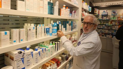 El farmac�utico Pedro Michelena, titular de la botica de Celeiro, en Viveiro, recomienda vacunarse frente a la gripe y utilizar mascarilla donde haya mucha gente