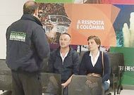 Mato, con su mujer, Mar�a Jos� Tasende, en el aeropuerto de Bogot�.