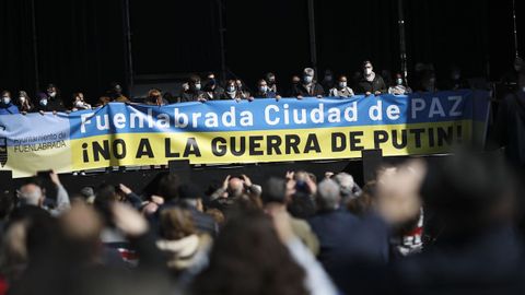 Centenares de personas se concentran en la Plaza de la Constitucin de Fuenlabrada, Madrid, para pedir el fin de la guerra en Ucrania.