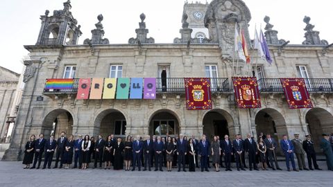 As autoridades diante da Casa Consistorial de Lugo