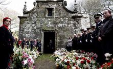 La entrada de la iglesia de Sambreixo se llen� de flores para el funeral, al que asistieron centenares de personas. 