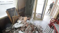 Matr�cula desprendida sobre escombro acumulado tras la colisi�n de un turismo en cafeter�a Maybe.